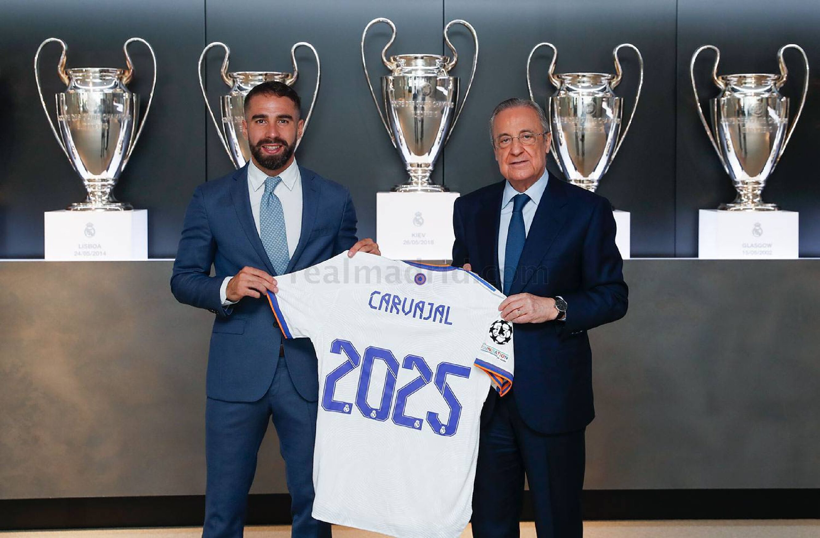  OFICIAL: Carvajal renueva con el Real Madrid hasta junio de 2025.