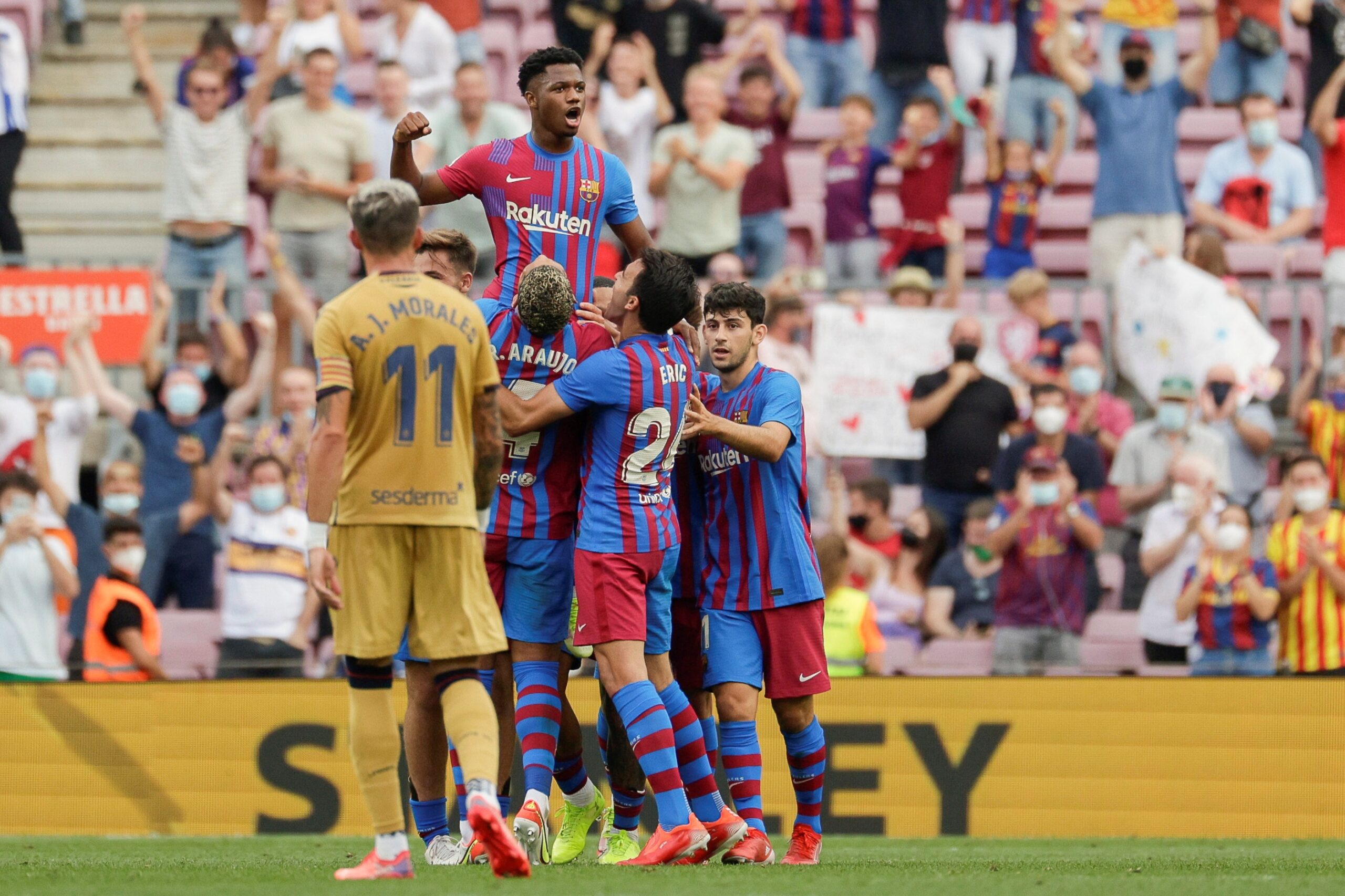El Barcelona gana 3-0 frente al Levante y respira en La Liga Española ...
