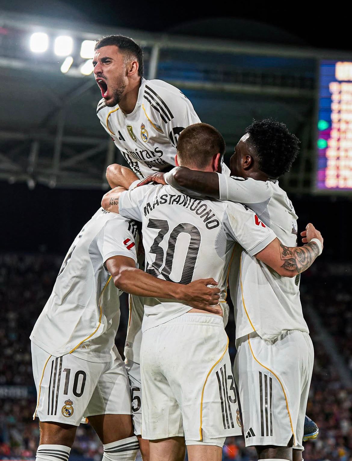 Real Madrid arrasa 4-1 al Levante con doblete de Mbappé y estreno ...